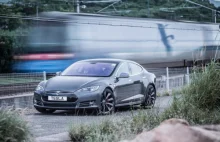 Porównanie zasięgów poszczególnych wersji samochodu Tesla Model S