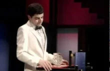 Rowan Atkinson odbiera nagrodę i pokazuje swoje zdolności standupowe