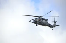 Helikopter z piłą lata nad Szczecinem i Świnoujściem. Przycina drzewa z...