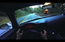 Honda S2000 vs BMW M4 na górskiej, krętej drodze.