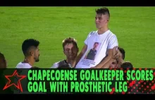 Jeden z ocalałych piłkarzy Chapecoense strzela protezą bramkę podczas meczu