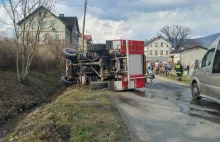 Jechali do pożaru, kiedy wóz przewrócił się na bok. Kierujący strażak uciekł!