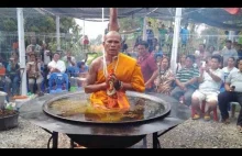 Buddyjski mnich medytuje w gorącym oleju!