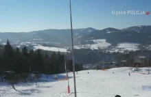 Wyciągnęli z zaspy snowboardzistę... i zawieźli na "dołek"