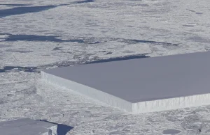 Gigantyczna góra lodowa o geometrycznym kształcie.