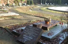 Wandale uszkodziły 18 nagrobków na Cmentarzu Centralnym w Szczecinie.