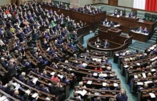 Sejm przegłosował obniżenie limitu transakcji gotówkowych do 15 tys. zł
