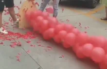 Przebijanie sznura balonów.