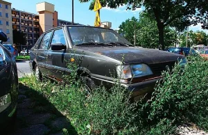 Wrak na parkingu. Jak się go pozbyć?