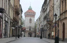 Nastolatkowie napadli na Biedronkę, ostrzelali pracowników z broni gazowej.