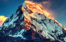 Wschód słońca na Mount Everest wygląda jak ogień.