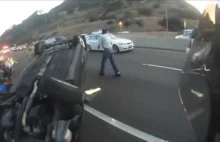 Motocyklista wymijając korek ratuje kobietę z #!$%@?ącego samochodu.