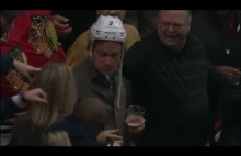 Niecodzienna sytuacja w meczu NHL. Kibic kradnie kask zawodnikowi gości