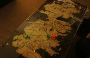 Coffee table with strategic map for fans of "Game of Thrones"