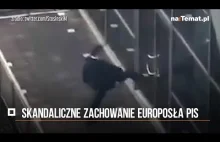Europoseł PiS kopał Z GLANA w drzwi europarlamentu! Wszystko nagrał pracownik PE