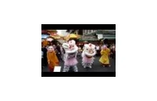 Bardzo nietradycyjny smoczy taniec na ulicach Singapuru! :D
