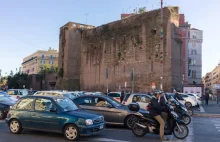 Rzym: Strażnicy miejscy pilnują dziur ulicznych
