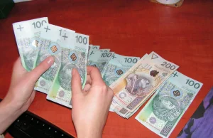 Kradzież banknotów magik przy kasie