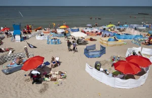 Parawaning nad morzem zakazany. Będzie zakaz wchodzenia na plażę z parawanem