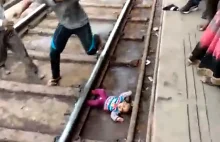 Roczne dziecko wpadło pod pociąg i cudem przeżyło [WIDEO