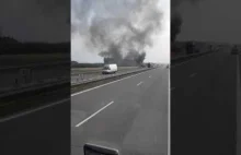 Paląca się cysterna amerykańskiego wojska na autostradzie...