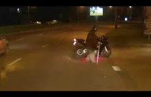 Motocyklista pomaga staruszce przejść przez jezdnie