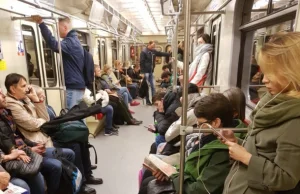 Zdjęcie z polskiego metra robi furorę wśród zachodnich internautów!...