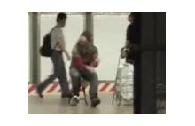 Biali bezdomni pomagają policjantowi obezwładnić czarnego złodzieja VIDEO