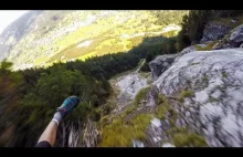 Ekstremalny zlot w Szwajcarskich Alpach. Speedflying, czyli latanie na nartach.