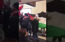 Muslimsy w Berlińskim metrze maszerują i skandują swoje ulubione hasło.