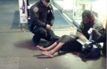 Policjant kupił buty bezdomnemu. Zdjęcie poruszyło USA