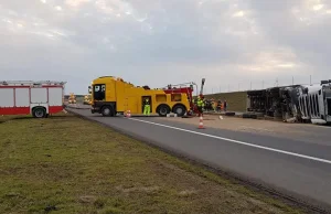 Tir przewrócił się przez podmuch wiatru i zablokował A1 na siedem godzin [FOTO]