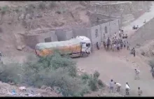 Ciężarówka zjeżdża z drogi