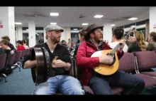 Grupka irlandzkich muzyków umila sobie czas w oczekiwaniu na opóźniony lot