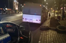 Z autobusu odpadło koło i uderzyło w taksówkę [WIDEO, ZDJĘCIA] -...