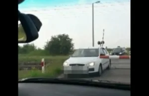 Podnieśli szlaban i przejechali przed nadjeżdżającym pociągiem [WIDEO]