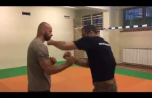 Uchwyty nadgarstków trening Krav Maga. Rozwiązywanie...