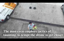 Człowiek vs. maszyna. Starszy pan próbuje strącić drona wałkiem malarskim