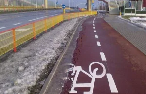 Nowa ścieżka rowerowa odśnieżana jak wszystko w Białymstoku ciężkim sprzętem