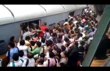 Na peronie lokalnego pociągu w Mumbaj w Indiach