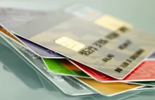 Banki zaczynają dokręcać śrubę posiadaczom kart kredytowych