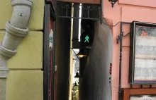 Ulica w Pradze jest tak wąska, że ma sygnalizację świetlną dla pieszych