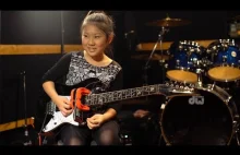 10-letnia Japonka gra na gitarze