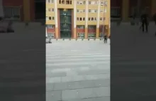 Wiatr rzuca ludźmi w Amsterdamie