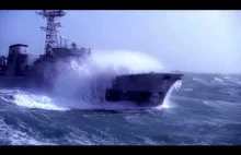 Statek wojenny kontra fale oceanu