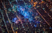 NYC sfotogrowany z nieba nocą. Jak Gotham