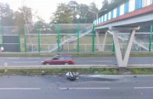 Motocyklista najechał na BMW. Dwie osoby trafiły do szpitala.