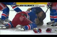 Podczas meczu hokeja Marc Staal dostał krążkiem w twarz