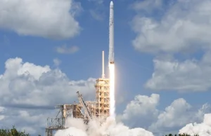 Elon Musk pokazuje start rakiety Falcon Heavy.