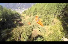 Wingsuit - lot między drzewami.